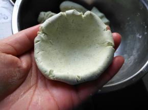 将面团捏成碗状