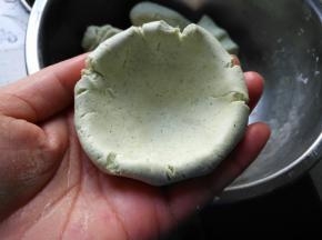将面团捏成碗状