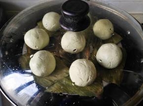 水烧开后，上锅蒸10分钟