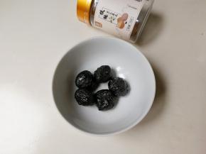 取出五粒核桃黑芝麻丸o