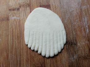 用刀背在一头压出纹路