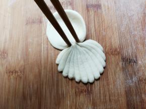 用筷子在中间夹紧