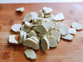 首先将素鸡洗干净，切片。