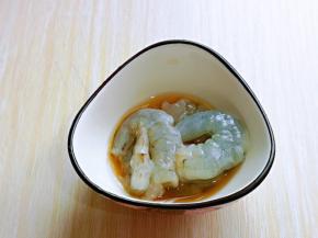 虾仁处理好，放入料酒腌制10分钟。