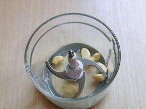 蒜去皮，放入绞肉机中。