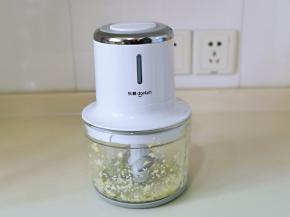 启动绞肉机将大蒜搅碎。