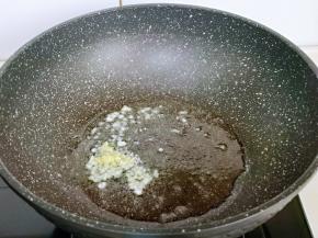 起油锅，加入蒜末炒香。