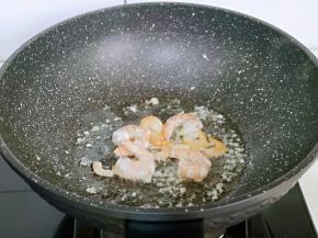 再加入腌制好的虾仁煸炒至变色。
