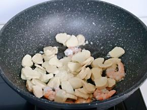加入切好的素鸡片翻炒。