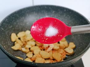 按个人口味加入盐，再加入十三香，快速翻炒。