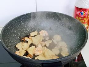 加入一汤勺纯净水，中小火烧开，翻炒2分钟关火。