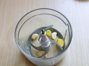 姜，蒜放入绞肉机中。