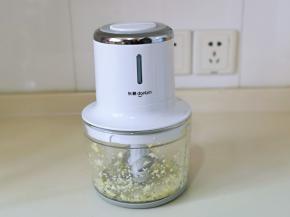 启动绞肉机将其搅碎。