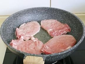 起油锅，加入拍好的大排，中小火慢煎。(正宗的上海大排是要油炸，但是现在已健康的角度烹饪，所以选择了少油煎)