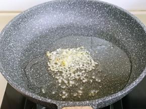 起油锅，加入搅碎的蒜末与姜末煸炒出香味。