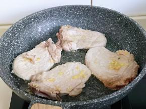 再下入煎过的大排。