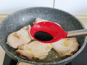 再加入生抽与老抽。