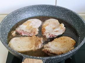 加入纯净水，大火烧开，转小火慢煮15分钟。