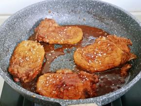 大火收汤汁，撒上熟芝麻即可出锅。(留一点汤汁)