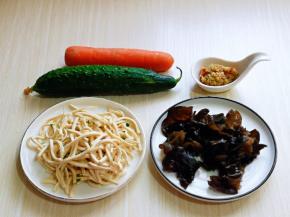 准备食材，黑木耳不喜欢不加也可以，我昨天泡发的多了，所以加了木耳。