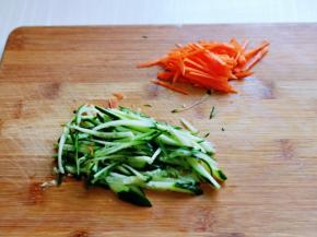 首先将黄瓜洗干净切丝，胡萝卜去皮切丝。