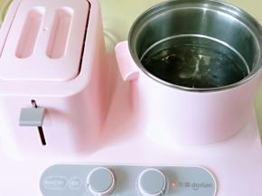 锅中加入水烧开，下去泡发的黑木耳。