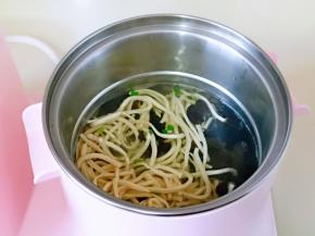 再下去干丝，胡萝卜丝焯水，煮1分钟捞出，用冷水冲，再淋干水分。