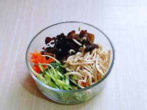 把食材全部放入器具中。