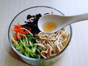 加入醋。(可以根据个人喜欢)