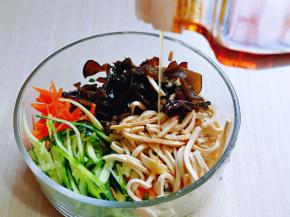 再加入芝麻油。