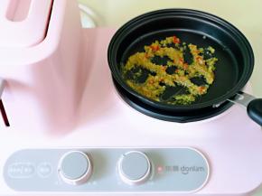 炒锅中加入少许油，烧至7成热，倒入蒜蓉辣酱煸炒出香味。