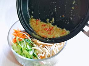 炒好的蒜蓉辣酱倒入食材器具中。