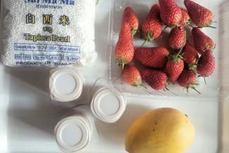 准备食材，草莓、芒果洗净
