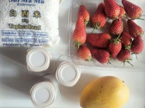准备食材，草莓、芒果洗净