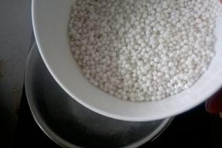 锅中倒入清水开大火烧开后倒入西米