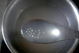 开大火煮至西米中间有小白点点关火盖锅盖闷5分钟。(煮西米时搅拌几下防止糊底)