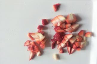 留出2个草莓，其余草莓切丁