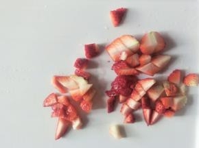 留出2个草莓，其余草莓切丁