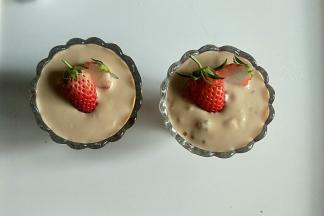 倒入炭烧酸奶，放入草莓作装饰