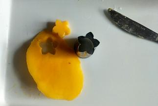 芒果去皮后用模具刻出形状，没有模具的也可以切丁