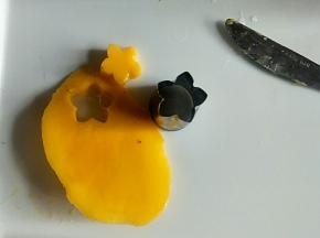 芒果去皮后用模具刻出形状，没有模具的也可以切丁