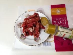 放入一克黑胡椒粉拌匀腌制五分钟