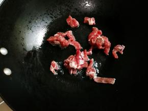 热锅热油放入牛排丝