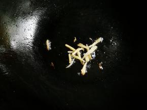 锅中余油放入姜丝煎出香味