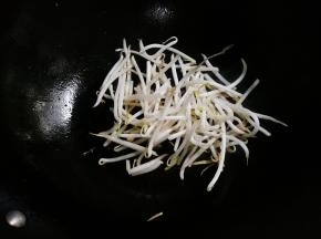 放入绿豆芽翻炒片刻