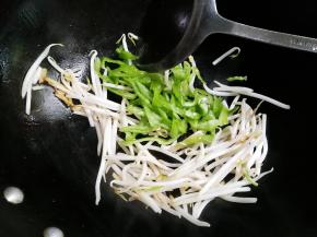 放入泡椒翻炒均匀