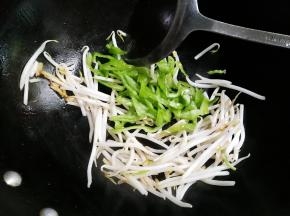 放入泡椒翻炒均匀