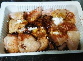 鸡中翅斩对半，清洗沥干水，用生粉、糖、盐、酱油、老抽、油腌1小时