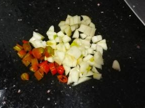 姜、蒜、红椒切小粒