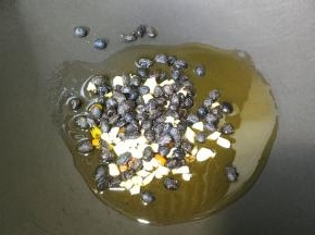 锅里热油，放入豆豉、姜、蒜、红椒粒